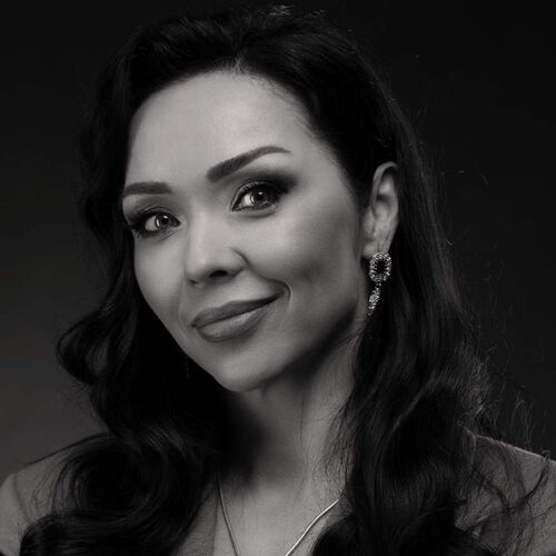 Headshot of a woman
